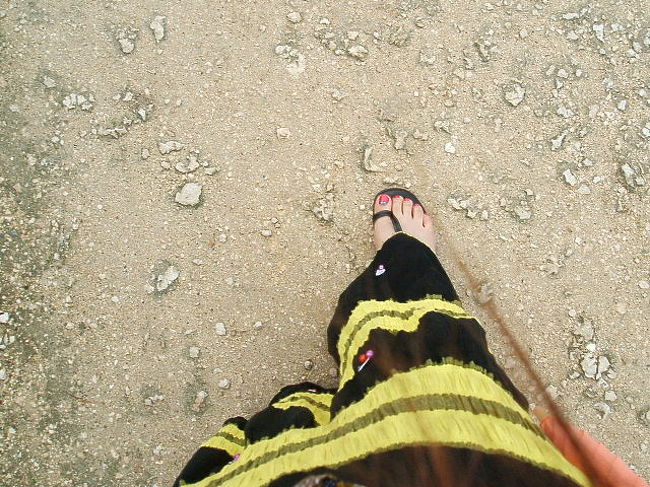 出発前に、ネイリストの友達に施してもらった原色のペディキュアが、島の風景にはよく映えてて満足(^-^)ホント、原色の似合う島。