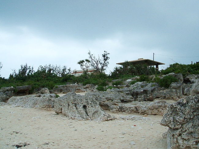 海に臨む東屋。