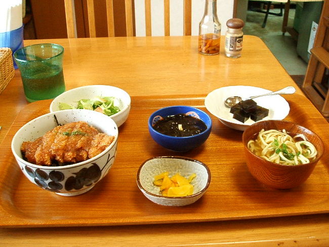 遅ればせながら、宿の近くのレストランでお昼ご飯。朝はヘヴィーな二日酔いで、何も食べれなかったからね。レディースセットなんだけど、オススメのミニチキンカツ丼はマジで美味い(^-⌒)bサラダ、漬物、沖縄そば、コーヒーゼリー付き。島のもずくは最高☆