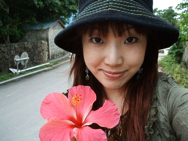 思わず自分撮りでハイビスカスと２ショット(笑)。