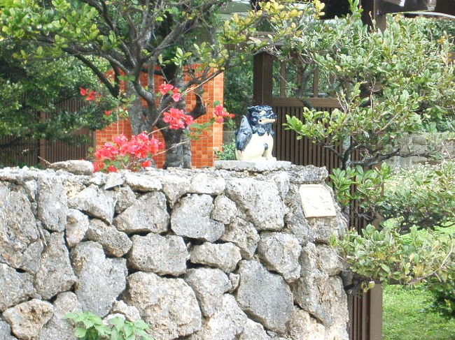 民家の玄関を守るシーサー。家によって、全部デザイン違うのね。