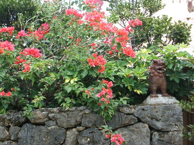 郵便局前のシーサー。