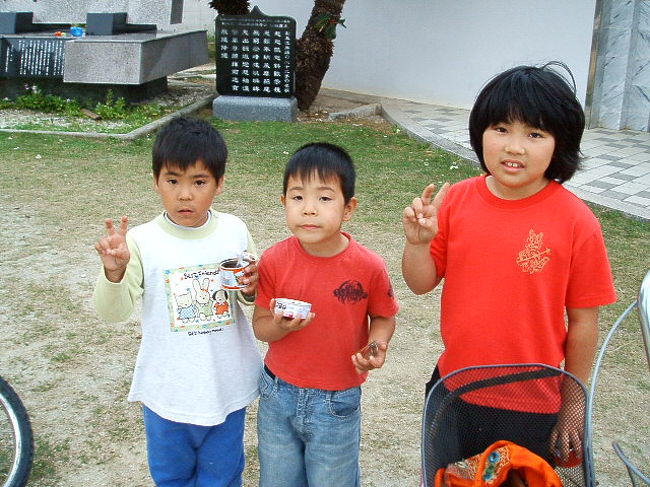 もう宿に戻ろうかとチャリを走らせていたら、金魚の糞のよーにぴったり横付けしてくるちっこいチャリが。写真一番左の男の子にナンパされちまいました(笑)。「遊ぼー！！」だって(^-^)暇だったしついてったら、仲間が二人いて、ピョンピョン飛び跳ねながら「オマエの彼女はサイコーだなー！！！」って散々冷やかされて、大爆笑してしまった(笑)。あ、もう付き合ってんのね、うちら、みたいな(笑)。かくして、この３人の島の子供達と遊ぶ事に。