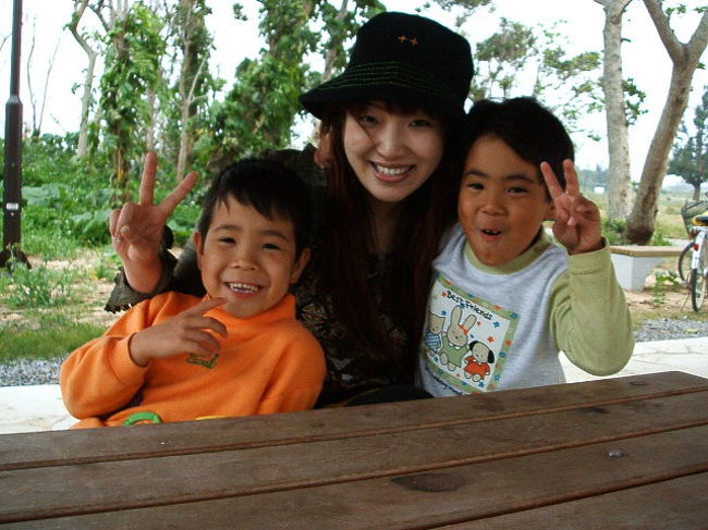 ライブとみさちゃんは7歳、まろは5歳。一番年少だけあって、まろは超甘えん坊(^-^)アタシ、別に子供好きってわけじゃないし、むしろ嫌いなんだけど、この子達はホント可愛くて、一緒にいて飽きなかったなあ。島の子供だから、ホント逞しいし、わんぱくだし、純粋なの。