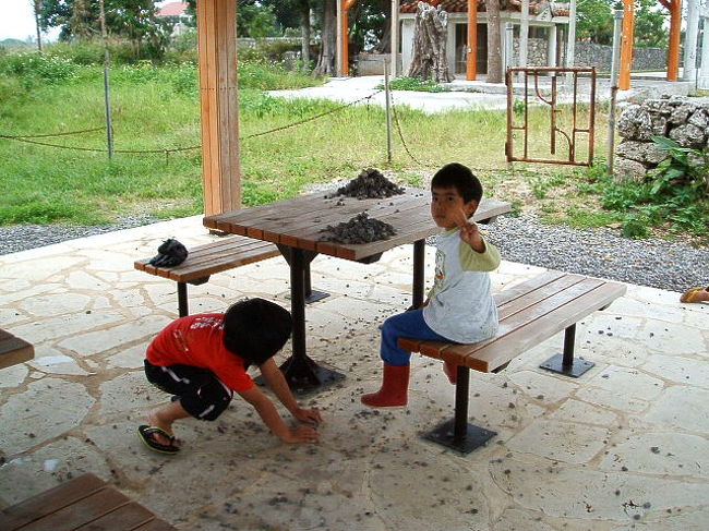 ここはこの子らの秘密のアジト(笑)。遊びも、草木とか石とか水とか使って、いたってシンプル。<br />後で解ったんだけど、この子達、いっつも女の1人旅客を狙ってはナンパして遊んでるみたい(笑)。後日、竹富島の民宿で一緒になった女の子も、ナンパされて一緒に遊んだって言ってて爆笑したわ(笑)。まあ、確かにこなれてるとは思ってたけどさ(笑)。