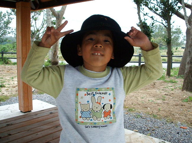 アタシの帽子を取り上げてかぶってみるライブ(笑)。前からはライブがだっこをねだるし、後ろからはまろがおんぶをねだるし、前後に子供2人装備して歩いてました(笑)。アタシ、もしかしてカリスマシッター(笑)？？