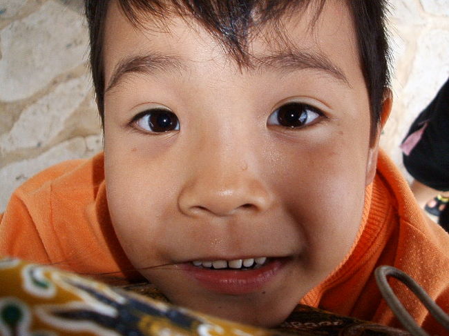 アタシに抱きついてくるまろ(^-^)ホント可愛くて萌え死に(´ー｀*)この後、民宿の晩御飯の時間が近づいてたんで、別れを告げて帰ったんだけど、チャリでずーーーっとついてきて見送ってくれて、可愛かったなあ。思いがけない出会いだったけど、島の子供達に振り回されて癒されました(^-^)