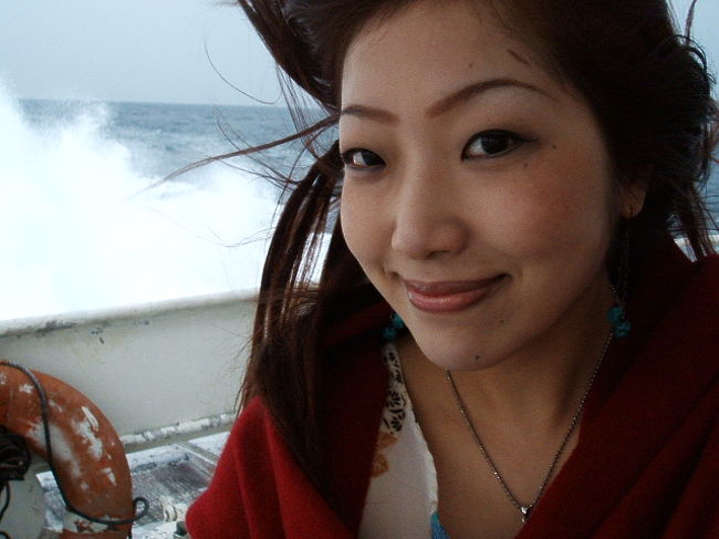 高速フェリーに乗って、１０時半ぐらいに石垣島に一旦戻り、いよいよ念願の竹富島へ☆<br />フェリーの後部に、屋外席があったから、迷わずそこへ。潮風をフローネばりに頬に受けつつ(←古っ笑)、ここでもパチリ☆<br />たった一泊、天気にも恵まれなかったけど、十分に満喫できた黒島。また、今度は天気のいい時に来て、シュノーケリングとかやりたいなあ。<br />ありがとう。そしてさようなら、大量の牛さん、山羊さん(笑)。Erykahは旅立ちます(笑)。