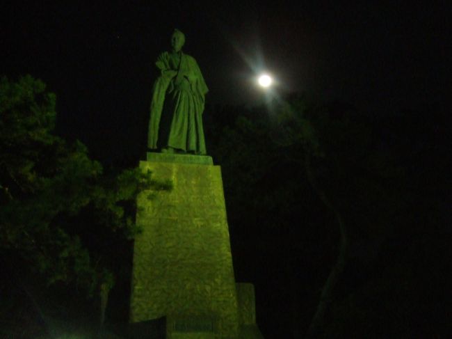 岡山から坂出で高速を降りて、３２号線で高知へ。<br />何とか年越しまでに高知イン！<br />桂浜の坂本竜馬像　かっこええ〜