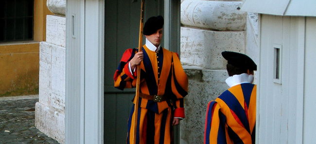 正門には、衛兵が微動だにせず門番です。<br /><br />すっかり日も暮れようとしています。<br />夕食は、ピッツァとワインを買い出して、<br />宿で食べます。<br /><br />明日は、いよいよ飛行機にて、<br />シチリア島へ。<br /><br />【南イタリアとシチリアの旅<br />［3〜4日目］につづく】