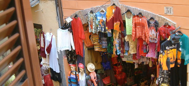 そして、やっと見つかる。<br />90ユーロと、予算オーバだが、<br />これ以上探し歩く気力もないのでチェックイン。<br /><br />宿からのながめ。<br />活気ありますねー（^^