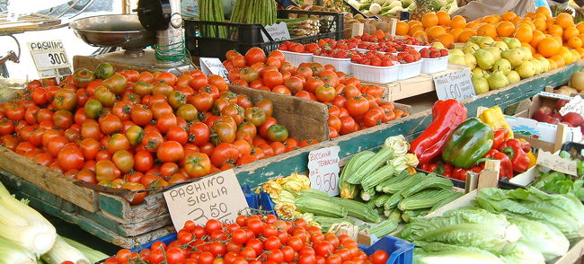 美味しそうな色ですね。<br />ちょっと何個か購入、<br />かじりながら街歩きを続けます。<br />コチラのトマトは甘ーい。