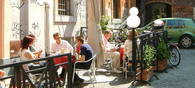 日だまりのキャフェでまどろむ市民、観光客？