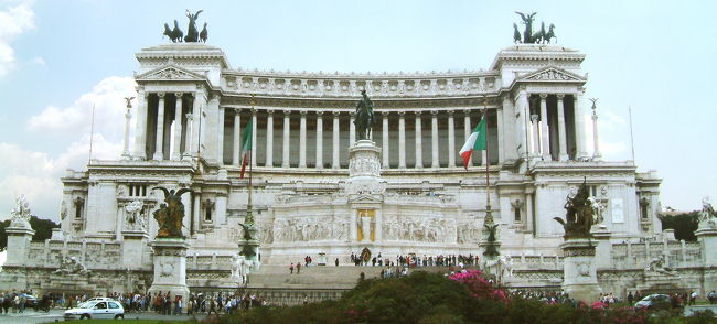 もの凄い、<br />圧巻な建物がドンと見えて来た。