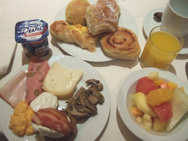 5つ☆ホテルの朝食です＾0＾<br />こんなことに感動できる私って幸せ者かも・・（笑）<br />果物とパンが特に美味しかったです！<br />シャンパンまで置いてありました！