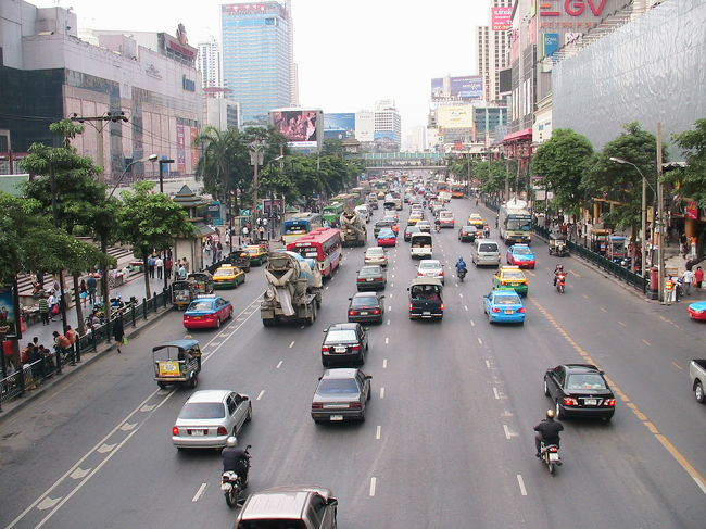 インターコンチは、観光、ショッピングなどすべてにわたって立地条件が抜群で、近くにはセントラル・ワールド・プラザ（旧：ワールドトレードセンター）やセントラルデパートなどがあります。そうそう、伊勢丹も。