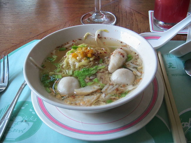 お昼は、市内のレストランでビュッフェでした。<br />タイ料理がいろいろあっておいしかったです。