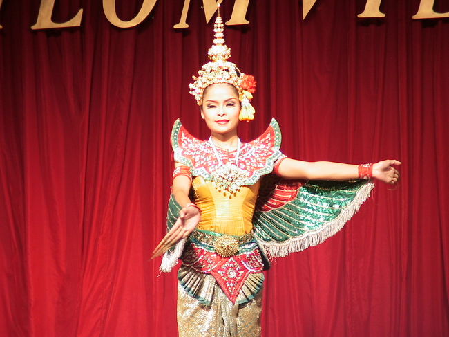 衣装がとてもきれいで、踊りも優雅な感じでした。さすがに、宮廷を持つ国だということを感じさせられました。