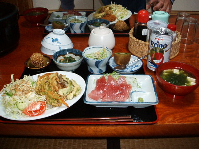 気づけば夕飯の時間が迫ってたから、慌てて帰宅。ご飯はボリュームたっぷり☆お刺身に、魚やもずくの天ぷらに、野菜サラダに、ほうれん草の胡麻和え、ツナコーンサラダに、海草と島豆腐のお吸い物、紫イモのゴマ団子にキウイフルーツ。野菜中心だけど、ホントお腹いっぱいになるの☆ほうれん草バリウマ！もずくの天ぷらなんて初めて食べて感動したな〜(´ー｀)泡盛は飲み放題。この後、泊まってた貝や海草とりの名人夫婦(笑)が捕ってきたシャコガイをポン酢でつまみにいただきながら、この宿恒例のゆんたくでした。噂には聞いてたけど、おじいのキャラが最高〜o(≧∀≦)o<br />部屋に入ってくるなり、「○○さん(←アタシの苗字)て誰？？」って聞くから、手を挙げたら、たまたま予約の電話をとったのがおじいだったらしく、「すごく印象が良かったんですよ。だから、いっぱいだったけど泊めてやらないとと思ってな〜(^o^)」だって(笑)。可愛い(^-^)三線を弾ける人が弾いて、島唄もたくさん教えてもらって一緒に歌ったり、すごく楽しくてあったかい一夜でした♪「てぃんさぐぬ花」っていう歌の歌詞には、ホントうるっときた(/_T)