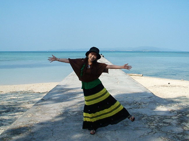 のはら荘に一緒に泊まってた、関西出身の、貝と海草とりの名人夫婦がいて、その奥さんと一緒に、朝から西桟橋に海草とりに連れてってもらいましたー♪ふふ、やりたがり＆好奇心剥き出し(笑)。何でも興味あることには飛びつかんとね☆やっと見れた晴れ渡る海に、はしゃぎちぎるアタイ(笑)♪♪