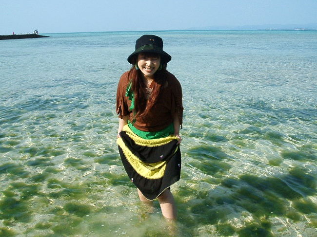 このアオサ、この時期だけしかとれないんだって。夏とかには全然見かけもしないとか。見て、このアタシの活き活きとした楽しそーな顔(笑)。後から見ると、いー年こいて結構ハズいね(笑)。