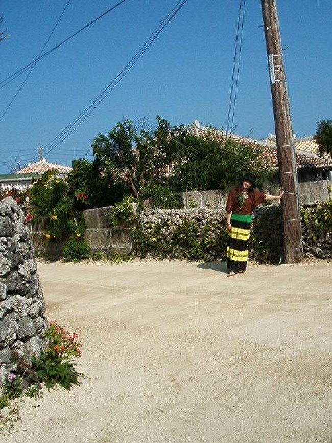 どーでもいーけど、この島、電柱多くない(笑)？？それも、こーいう木製の電柱が、ホント数メートルおきにあるの。それもまた異国情緒♪(注：国内です笑)