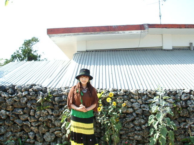 のはら荘の真向かいに、向日葵を見つけたから一緒に(^-^)向日葵は、アタシの大好きな花。２月に向日葵が見れるなんて、感無量。