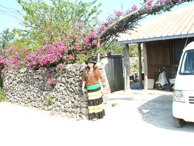 のはら荘の裏で。島の家は、色とりどりの花が咲き乱れてて、アタシは特別花が好きとかじゃないんだけど、ホント心が洗われるよ。右にちょっと見えるのが、送迎用のバン(笑)。