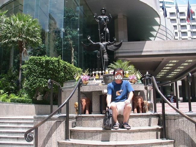 そのあと、かの有名な「ソンブーン」の「プーパッポンカレー」を食べに、タクシーで２０分ほどかけて行きました。<br />「やっ…やっ…やすみーーーー」、店舗改装中なんです。せっかく来たのに。<br />ホテルの前でがっかりしている写真です。