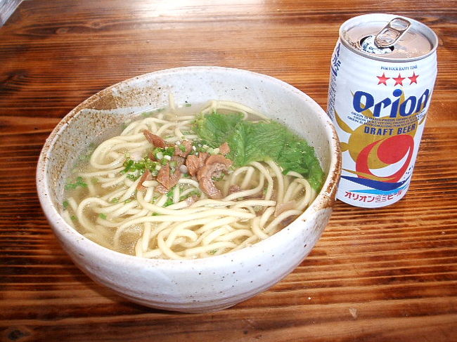 今日のお昼は、のはら荘のすぐ裏、島で一番美味しいともちきりの、竹の子の八重山そば。ほんっっとバカウマ☆なんか、昨日からそばばっかり食ってる(笑)。でも全然飽きないんだなー♪もちろん、昼間っからオリオンビールと(^皿^)v昼酒は、旅の醍醐味の一つよな〜♪