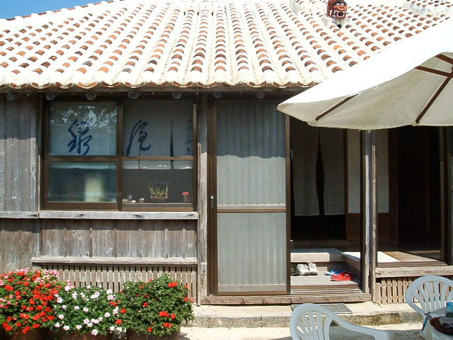 正面入ってすぐ前が、アタシがこの日泊まった部屋♪風情も趣もあって、昔ながらの島の家屋って感じで、超満足(^ー^)