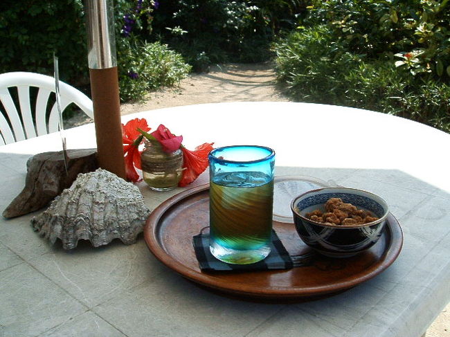 チェックインしたら、名前と住所と連絡先を記入するんだけど、その際に、美人な若おかみが、琉球ガラスのグラスで、お茶と黒糖菓子を出してくれます(^-^)ここで飲み食べるこれが格別☆