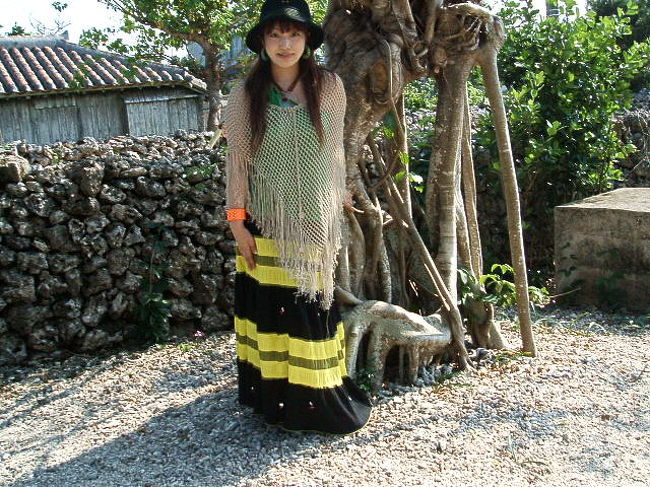 荷物を置いて、町に散策に♪泉屋すぐ裏の島のカフェ、たるりやにて。可愛いおばあに撮ってもらいました(^-^)おばあ、洗濯中にありがとねー♪