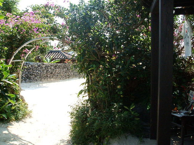 お庭から見た、泉屋の象徴の玄関のアーチ。右側は、雑貨屋さんになってます。アタシはここで、珊瑚のネックレスをお買い上げ☆今年の夏は活躍しそう♪