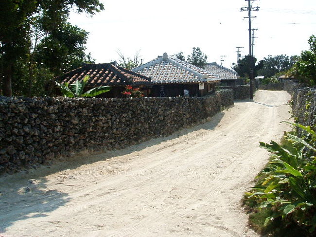 泉屋前の道。真ん中の屋根の家では、シーサー作りもできるとか。