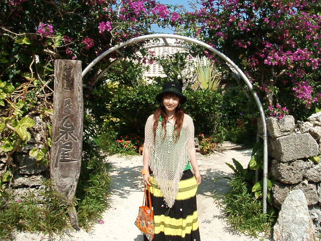 雑貨屋のおねーさんを呼んできて、撮ってもらっちゃったー(≧m≦*)やっぱ１回はやってみたいじゃん、これ？？如何せん１人旅だからさ(笑)。