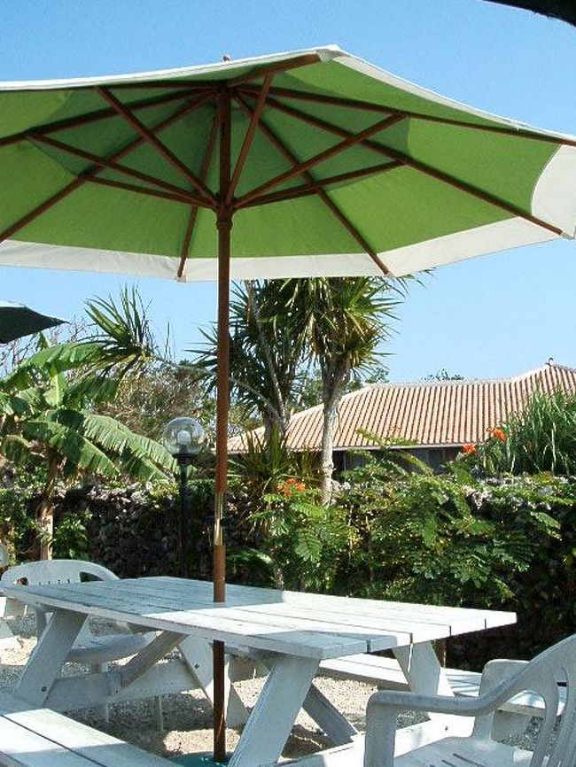 たるりやのテーブル。素敵よね〜♪入り浸ってた俺(笑)。マンゴージュースサイコー(^-⌒)b