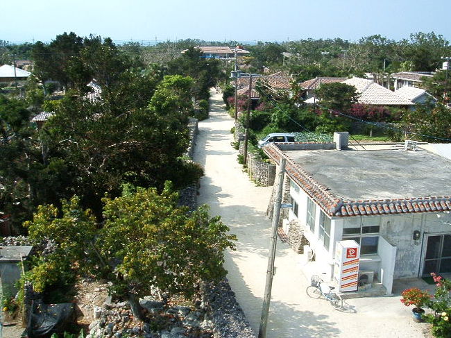 なごみの塔の上からの風景その３。右下に見えるのは、名前は忘れたけど民宿。島で貴重な自販機があります。アタシの大好きなオリオンビールも売ってます(笑)。