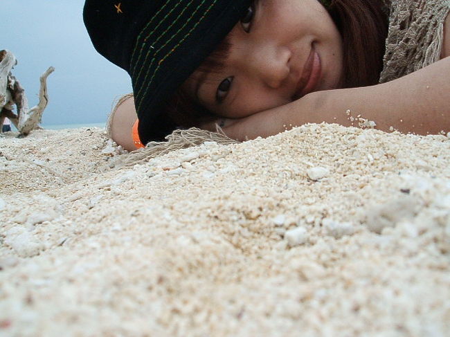 砂浜に寝っ転がったりとかしてみたり♪珊瑚が砕けたよーな砂だから、払ったらすぐパラパラとれるのね。