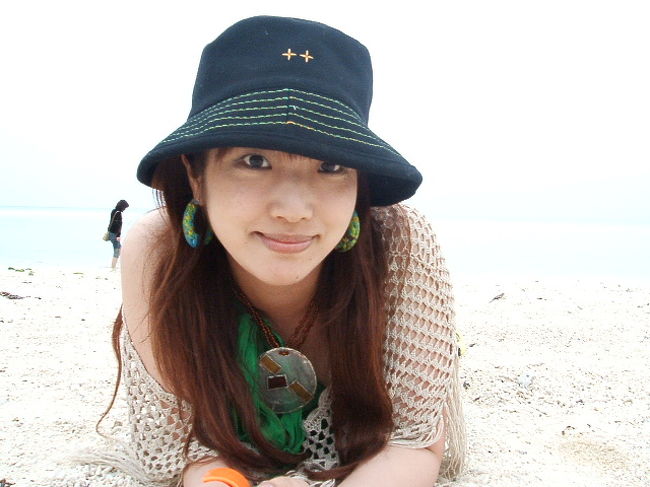 解りにくいけど、バック海ね。アタシの後ろに三線で島唄を弾いてる素敵な男の子がいて、彼に頼んで撮ってもらいましたー☆三線の音を聞きながら、砂浜でゴロゴロしてたら、いつの間にか寝てた(爆)。もっすご気持ちよかったよーーー、海辺で昼寝すんのo(^-^)o