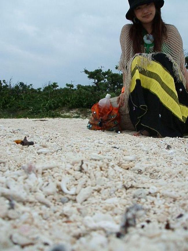 砂浜には、ところどころにこーいう真っ白い流木がベンチ代わりに置いてあって、アタシもその中の一つに腰掛けて、心地よい虚無感を楽しんでました♪男の子が帰ってしまったから、砂浜にカメラ置いてタイマーでパチリ☆