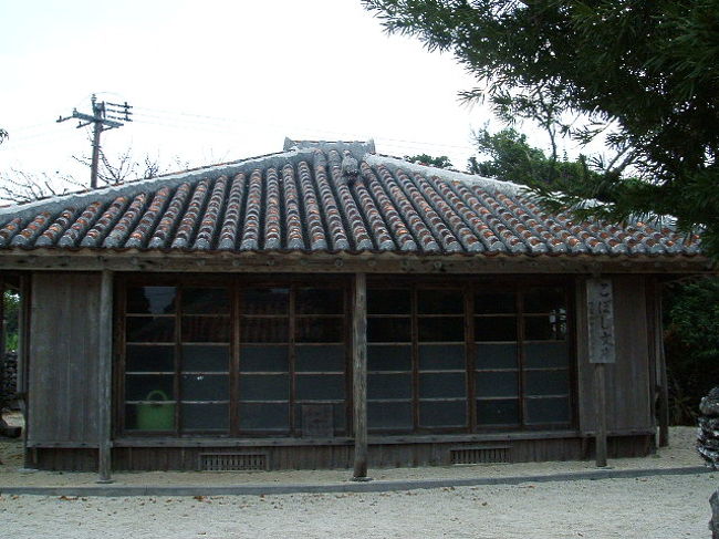 夕飯の時間が近づいて、海の帰り道。新田観光の横にあるここは、島の学校の図書館だそう。