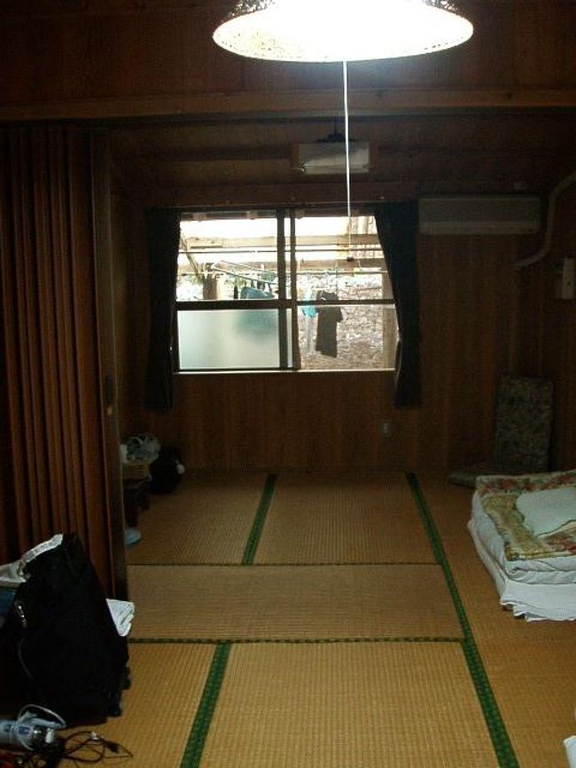 アタシが泊まる部屋は相部屋で、奥に埼玉から来た女の子が泊まってました。真ん中を、パーテーションで仕切る造り。畳って落ち着くよねー。