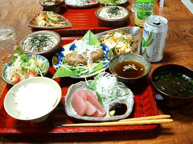 ここも夕ご飯はとっても豪華でボリュームたっぷり☆お刺身、ゴーヤチャンプルー、和風ハンバーグにサラダにおそば、そしてビールが１本ついて大満足！！しかも美味いっ☆