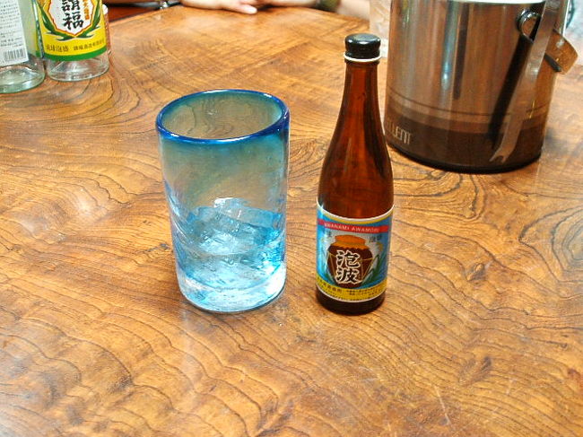 ふふふ(-m-*)解る人には解るよね・・・？？解るわよねっ！？これ！！アタシの相部屋の女の子が、波照間島帰りで、あの幻の酒「泡波」のミニボトルをゆんたくに差し入れてくれたのさ♪つーかゲロウマ！！魔王を初めて飲んだ時とおんなじくらいの衝撃だったわ。つまり、泡盛らしくない泡盛ってことね。