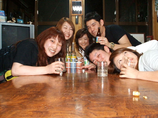 ゆんたく(宴会)で盛り上がったメンバーで。風呂上りだったため、わたくしのスッピンという名の映像暴力をお許し下さい(笑)。