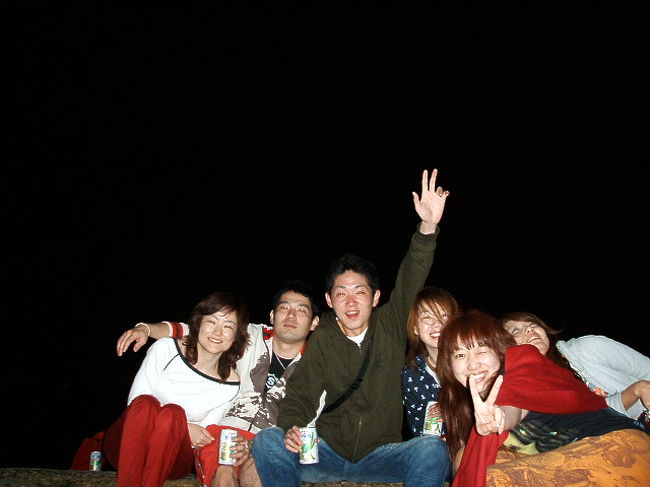 タイマーでみんなでパチリ☆ホントものすごい数の星が鬼のよーに近くって、みんな大興奮＆超感動でした↑↑そこにあるのは、天然プラネタリウムと、波や風の音と、灯台の灯り、そして夜の静寂をぶった切る酔っ払い達の声のみ(笑)。流れ星も２回流れて、２回目ではしれっと願い事にも成功(笑)。なんかみんな高校生みたいになってたし。って、ビール呑み倒す高校生がどこにおんねん、みたいな(笑)。この後帰って即落ちでした(笑)。昼と夜で、全然違う島の顔が見れたな(^-^)