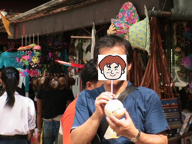 暑いのでココナツでのどを潤します。