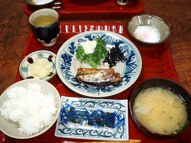 朝ご飯はシンプルで、呑んだくれどもの二日酔いの胃に限りなく優しいメニュー(笑)。