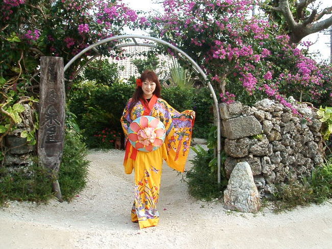 朝ご飯の後、女性の宿泊者には、希望すればおばあが紅型を着付けてくれるサービスが。もちろん希望(笑)。その辺からブチッと真っ赤なハイビスカスを摘んできて、髪に挿してくれます(^-^)泉屋のシンボル、玄関の花のアーチの前にて。